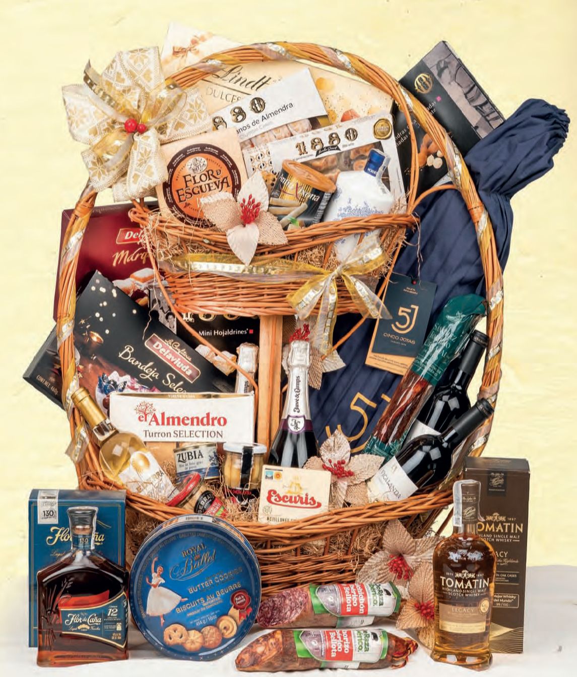 Cabaz de Natal premium com whisky Tomatin, Flor de Caña e doces 1880